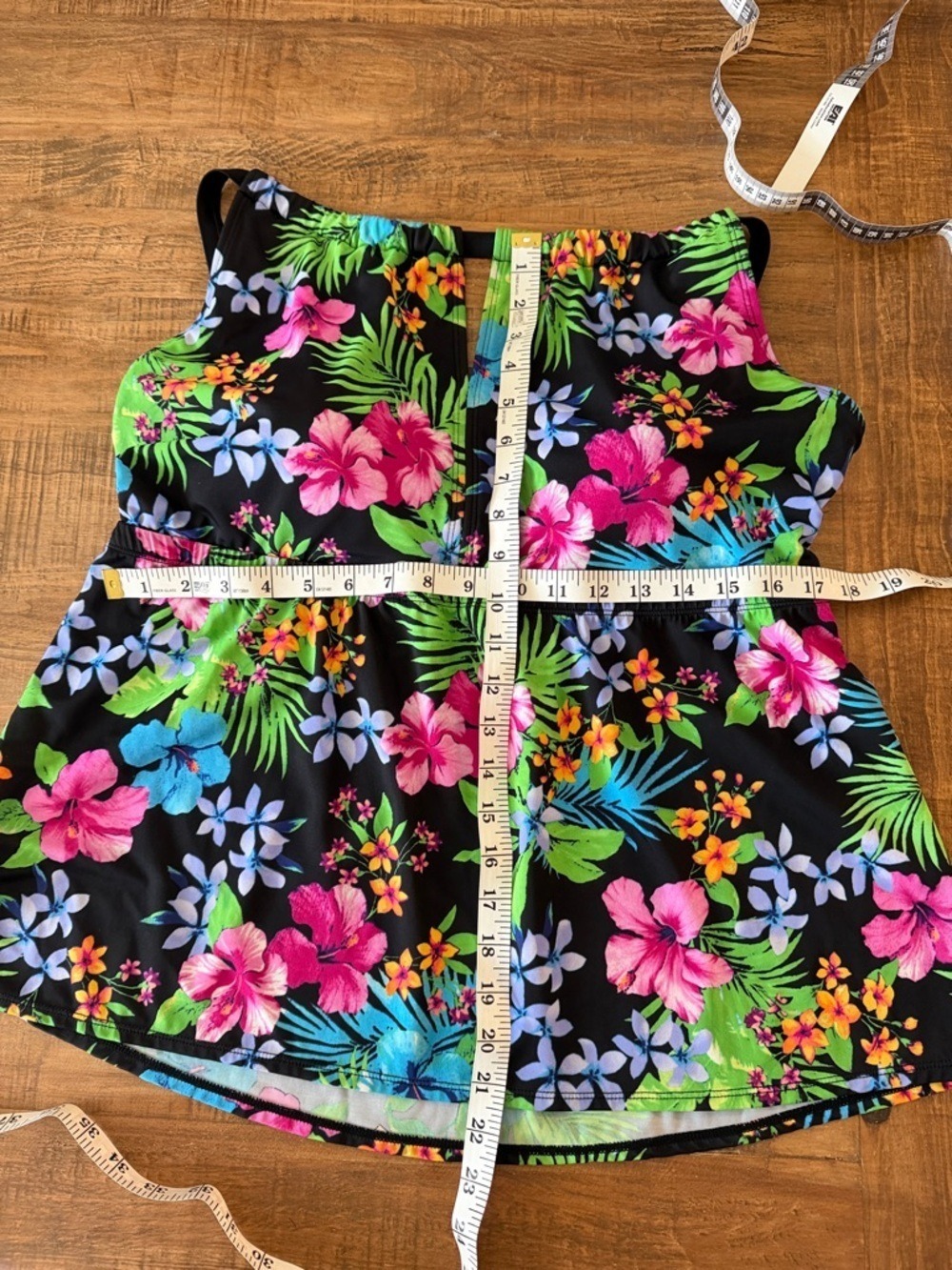 Kim Rogers Curvy Black Tropical Floral Scoop Swim Tankini Top Size 18W Looks New - Picture 10 of 10